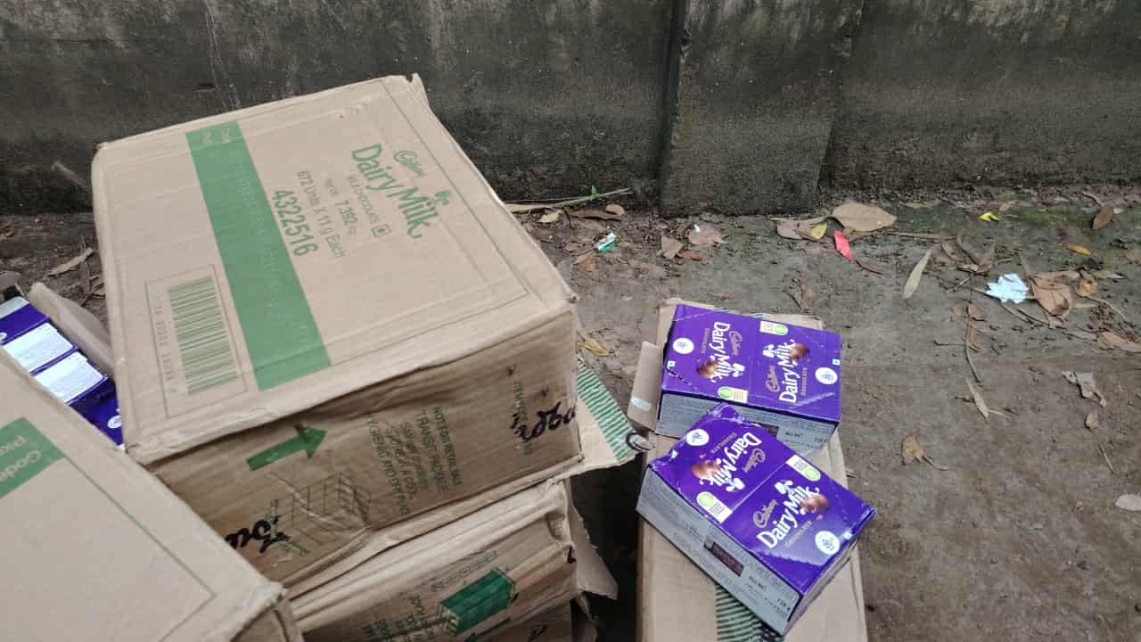ভৈরবে শুল্কফাঁকি দেওয়া ২৫ বস্তা ভারতীয় চকলেটসহ তিনজন আটক