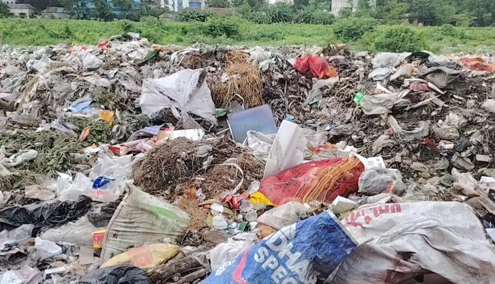 ভৈরবে ডাম্পিং স্টেশন না থাকায় ব্যস্ত সড়কের পাশে ময়লার স্তুপ, জনস্বাস্থ্য ঝুঁকিতে