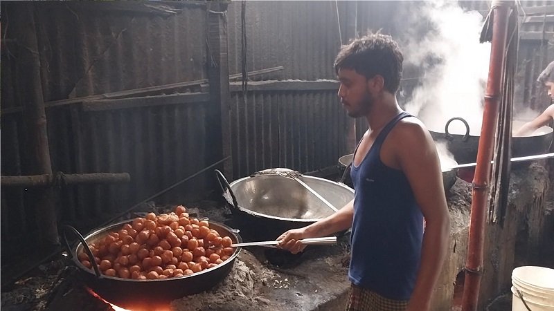 ঐতিহ্যের স্বাদে আখাউড়ায় জমজমাট তাল বড়ার মৌসুম