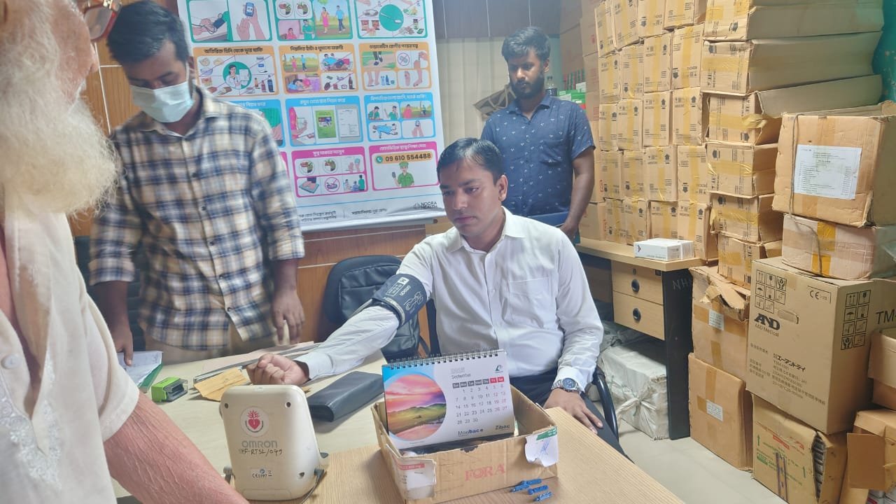 অষ্টগ্রাম উপজেলা স্বাস্থ্য কমপ্লেক্সের লাইনে দাঁড়িয়ে চিকিৎসা নিলেন এসিল্যান্ড আহাদ